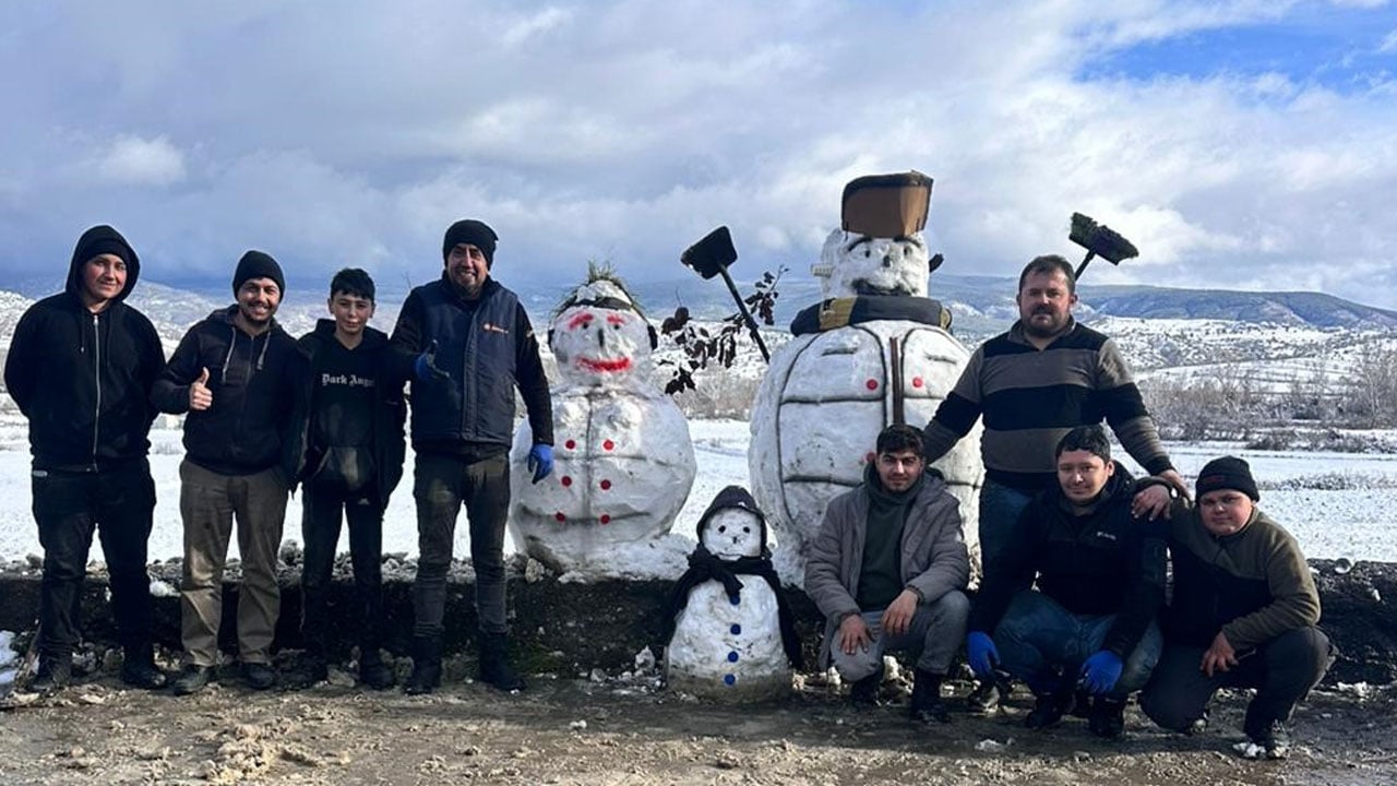 Foto - Gören hayran kaldı! Ustalar işi bırakıp kardan adam yaptı