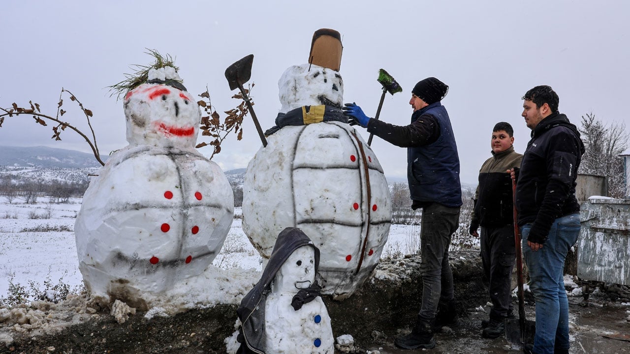 Foto - Gören hayran kaldı! Ustalar işi bırakıp kardan adam yaptı