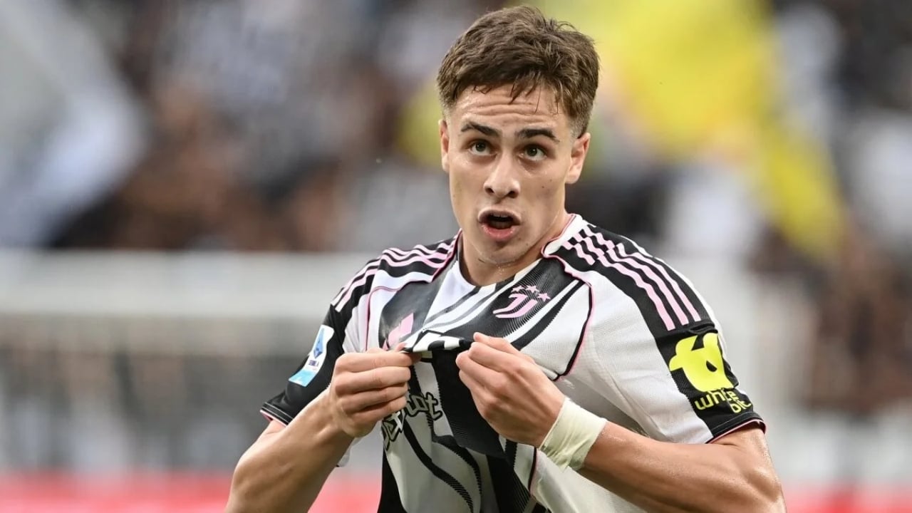 Foto - Görenler beğenmeden edemiyor! Milli futbolcumuz, elinde seccade ve üzerinde cübbeyle camiye giderken görüntülendi