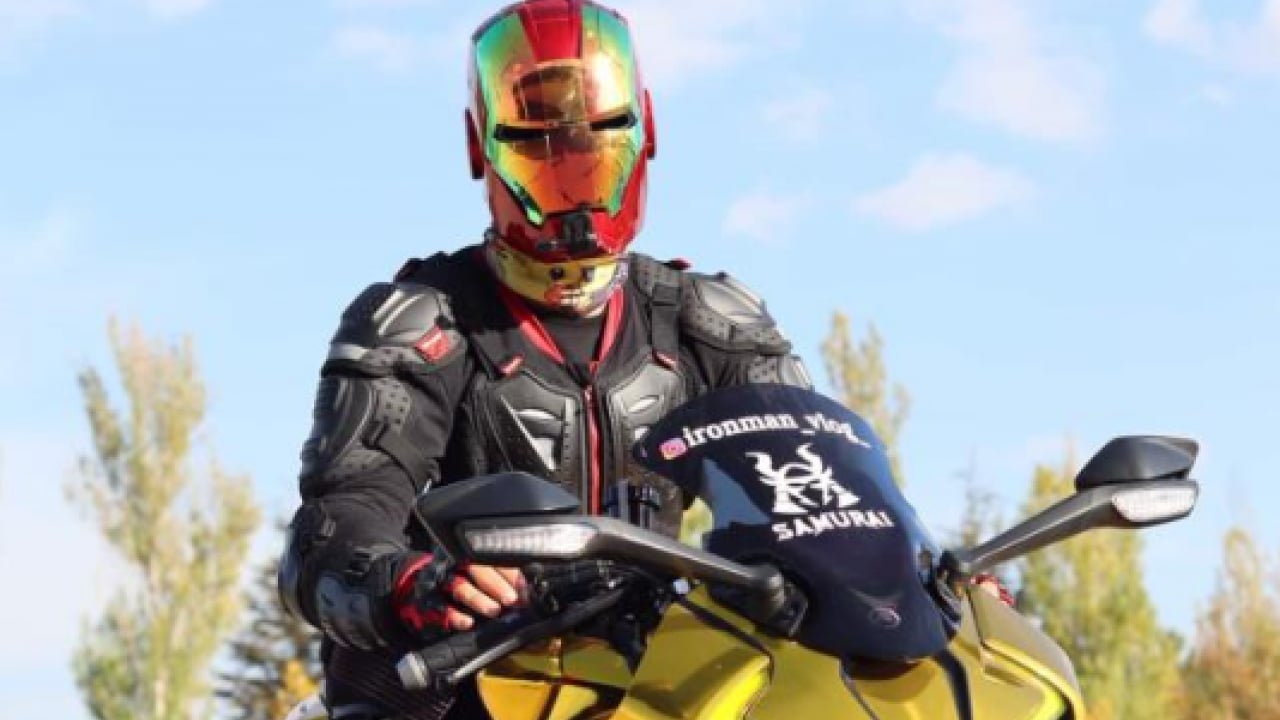 Foto - Görenler bir daha baktı! Iron-Man kasklı motosikletli dikakt çekti