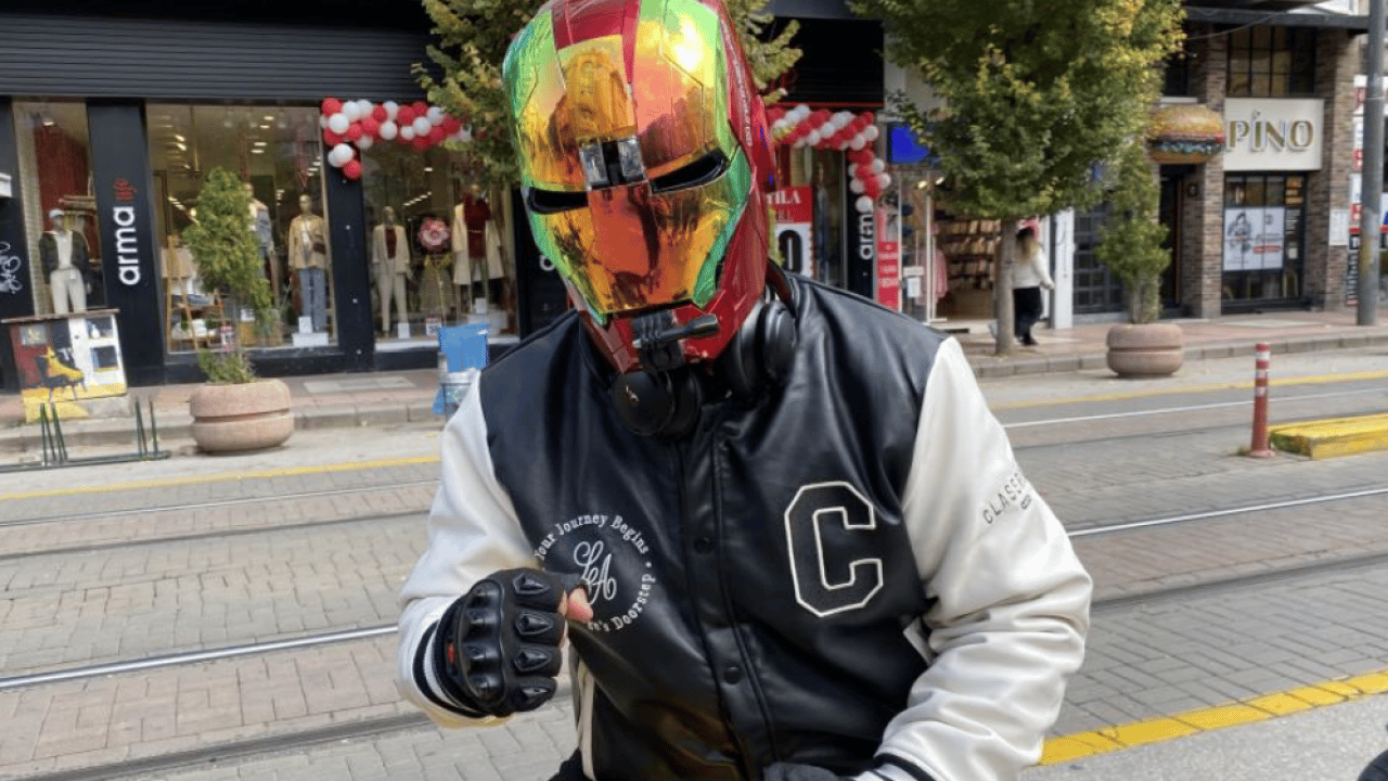 Görenler bir daha baktı! Iron-Man kasklı motosikletli dikakt çekti