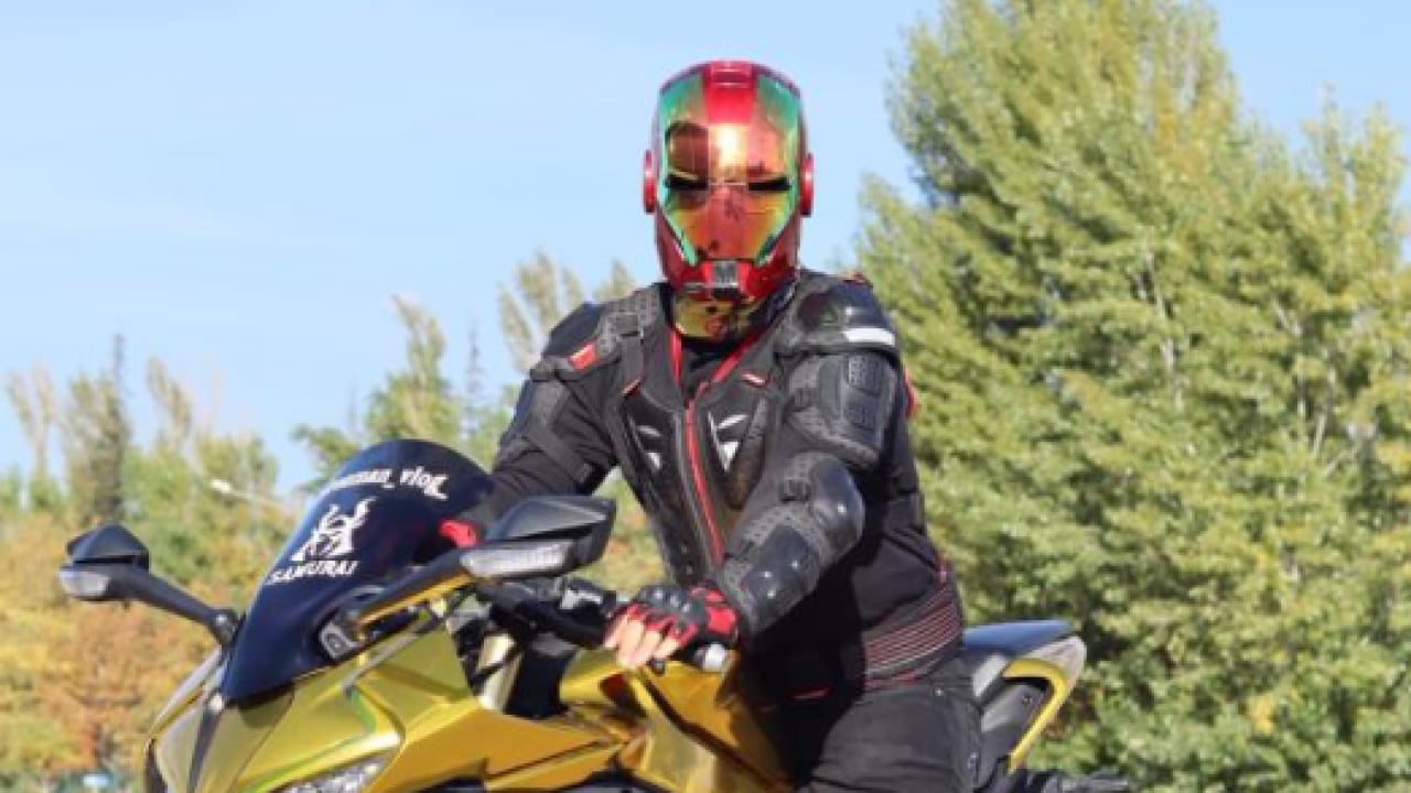 Foto - Görenler bir daha baktı! Iron-Man kasklı motosikletli dikakt çekti