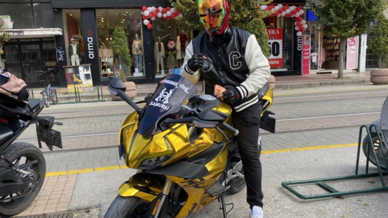 Foto - Görenler bir daha baktı! Iron-Man kasklı motosikletli dikakt çekti