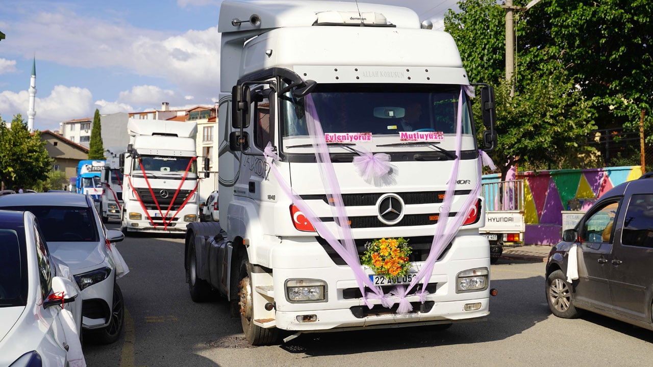 Foto - Görenler gözlerine inanamadı! Çalıştığı TIR’ı gelin arabası yaptı