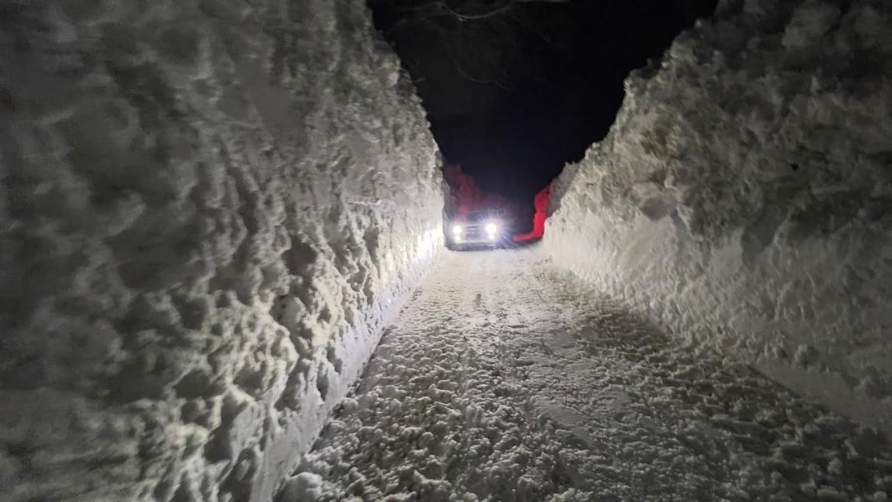 Foto - Görenler gözlerine inanamadı! Hakkari'de yerden göğe kar duvarı: Tamı tamına 7 metre...