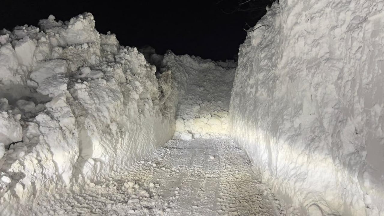 Görenler gözlerine inanamadı! Hakkari'de yerden göğe kar duvarı: Tamı tamına 7 metre...