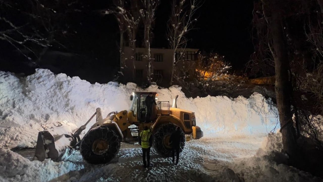 Foto - Görenler gözlerine inanamadı! Hakkari'de yerden göğe kar duvarı: Tamı tamına 7 metre...