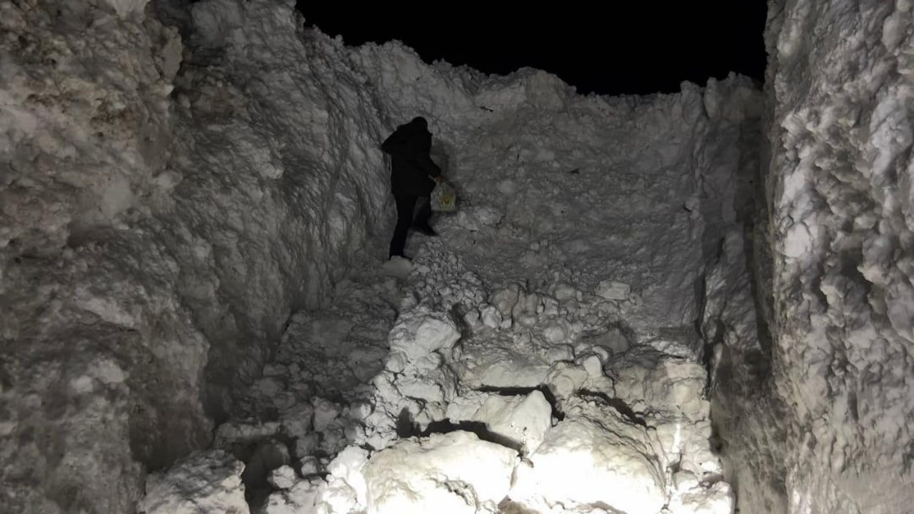 Foto - Görenler gözlerine inanamadı! Hakkari'de yerden göğe kar duvarı: Tamı tamına 7 metre...