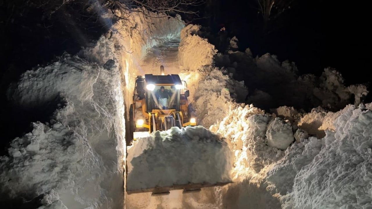 Foto - Görenler gözlerine inanamadı! Hakkari'de yerden göğe kar duvarı: Tamı tamına 7 metre...