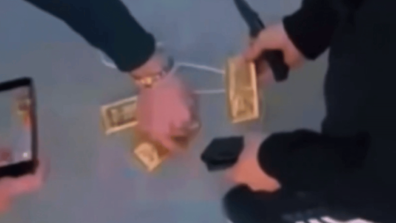 Foto - Görenler gözlerine inanamadı! Külçe külçe altını yola dizdiler!