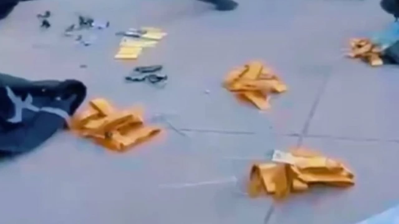 Foto - Görenler gözlerine inanamadı! Külçe külçe altını yola dizdiler!