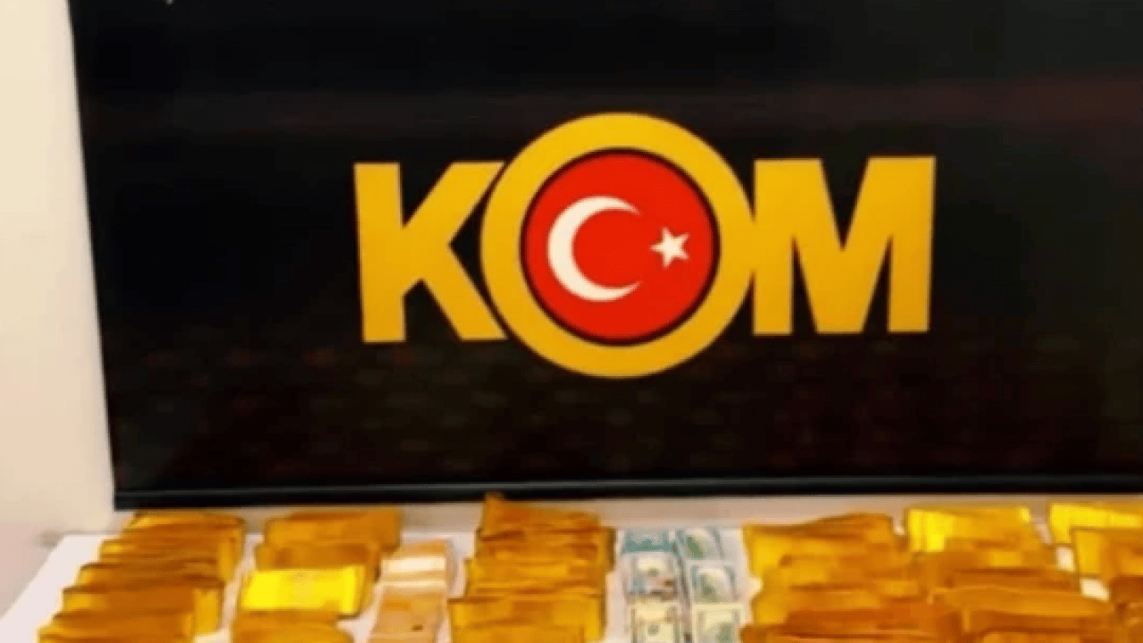 Görenler gözlerine inanamadı! Külçe külçe altını yola dizdiler!