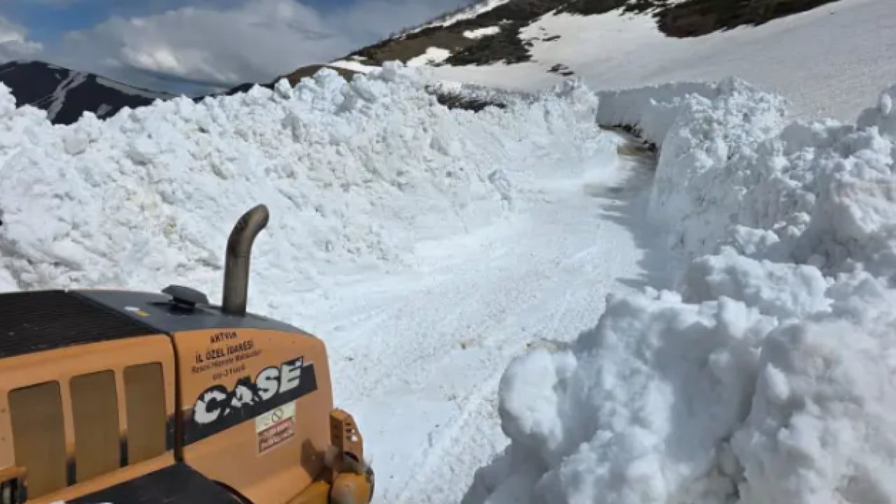 Görenler gözlerine inanamıyor: Haziran ayında 6 metre kar!