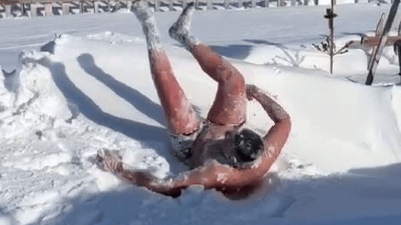 Foto - Görenler hayrete düştü, o ise keyif aldı! Genç judo sporcusu kar banyosu yaptı