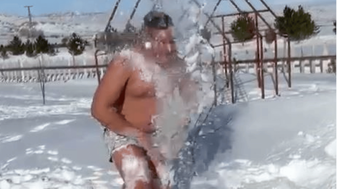 Görenler hayrete düştü, o ise keyif aldı! Genç judo sporcusu kar banyosu yaptı