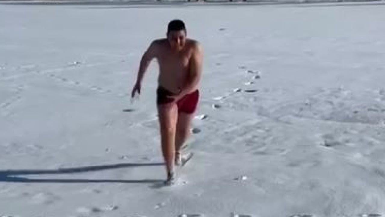 Foto - Görenler hayrete düştü, o ise keyif aldı! Genç judo sporcusu kar banyosu yaptı