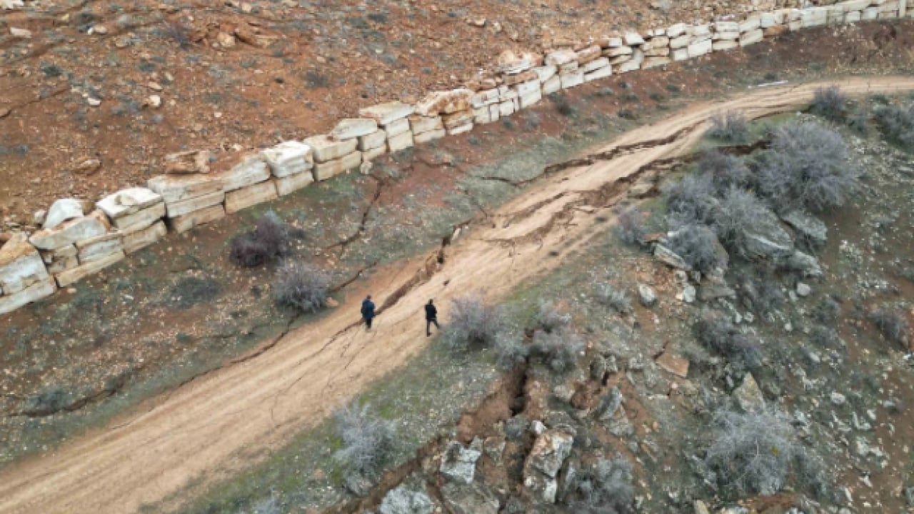 Foto - Görenler korkuya kapıldı! Köyün yollarında çatlaklar oluştu