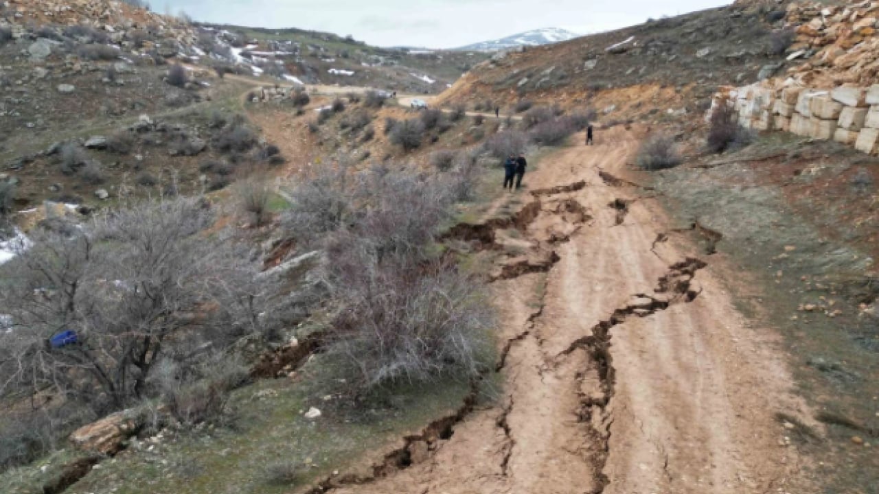 Foto - Görenler korkuya kapıldı! Köyün yollarında çatlaklar oluştu