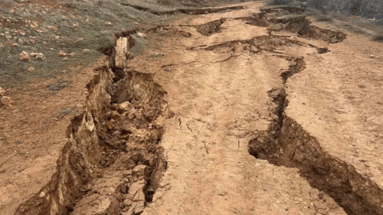 Görenler korkuya kapıldı! Köyün yollarında çatlaklar oluştu