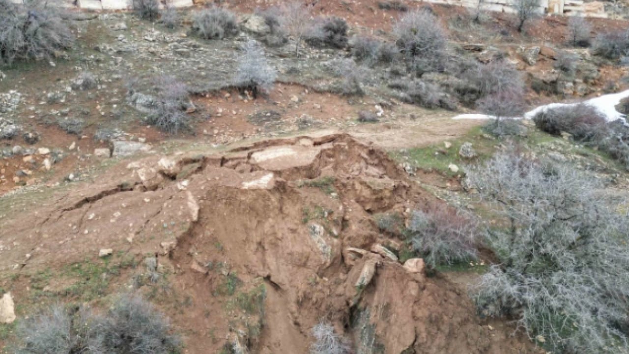 Foto - Görenler korkuya kapıldı! Köyün yollarında çatlaklar oluştu