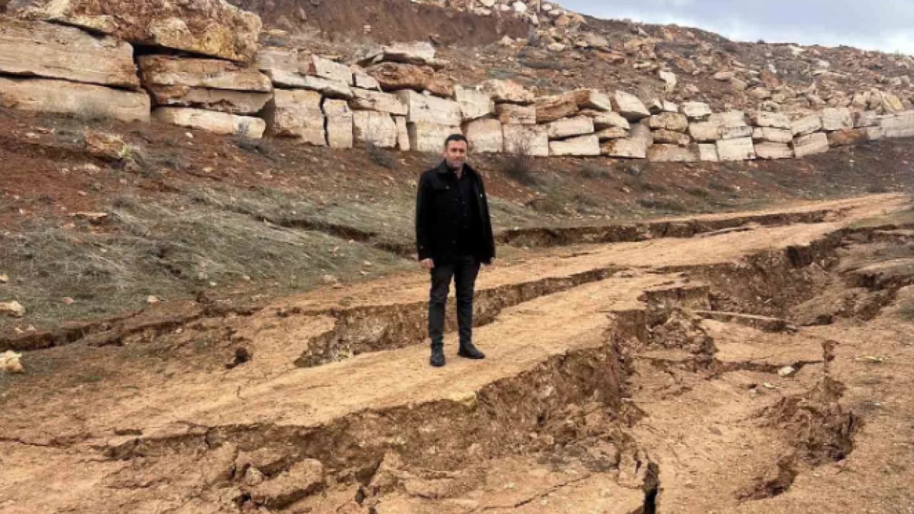 Foto - Görenler korkuya kapıldı! Köyün yollarında çatlaklar oluştu