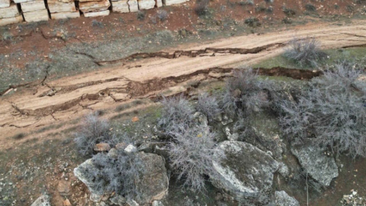Foto - Görenler korkuya kapıldı! Köyün yollarında çatlaklar oluştu