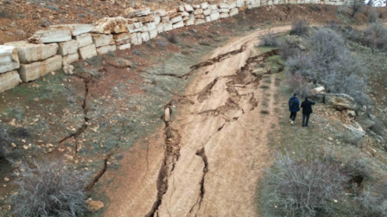 Foto - Görenler korkuya kapıldı! Köyün yollarında çatlaklar oluştu