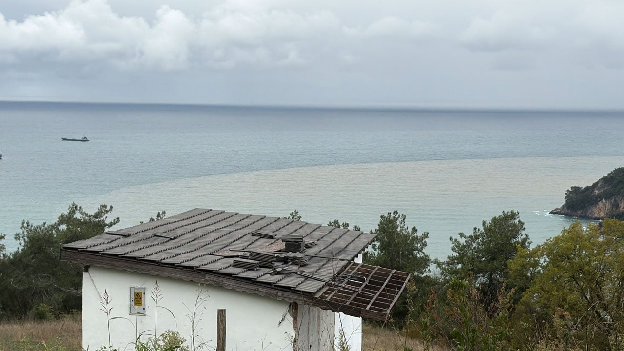 Foto - Görenler şaşırıp kaldı! Deniz bir anda kahverengiye döndü