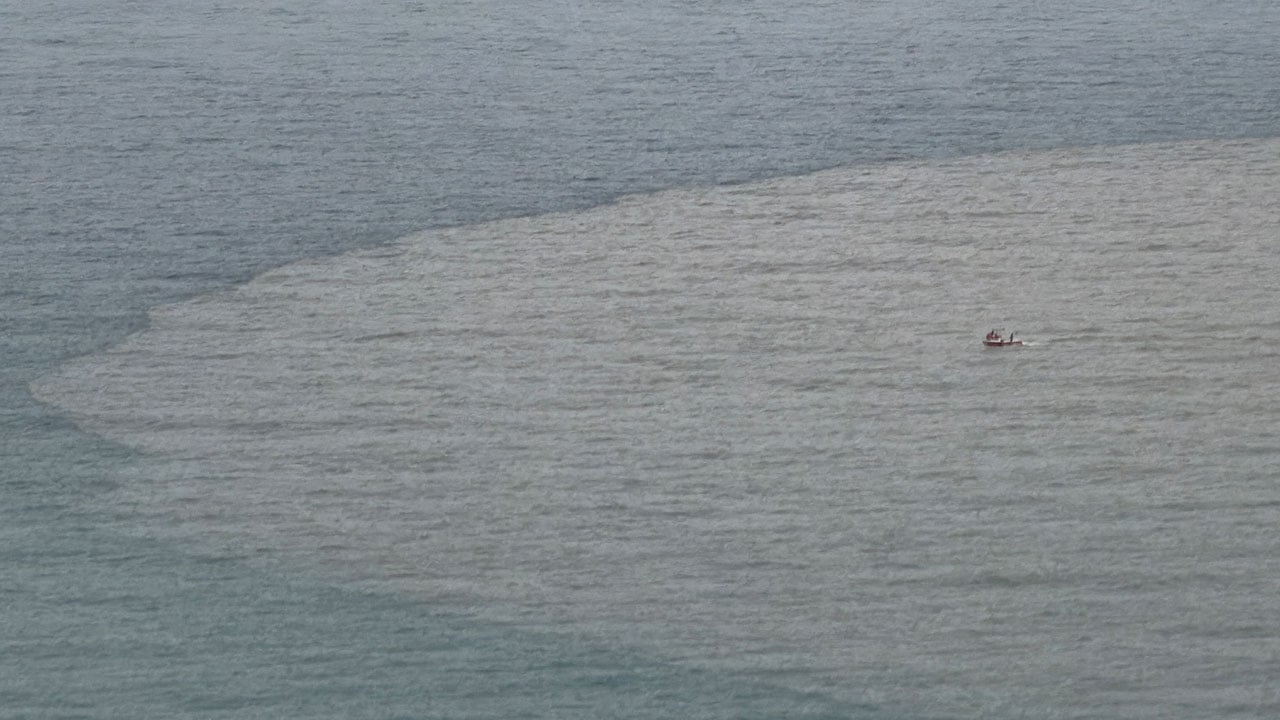 Görenler şaşırıp kaldı! Deniz bir anda kahverengiye döndü