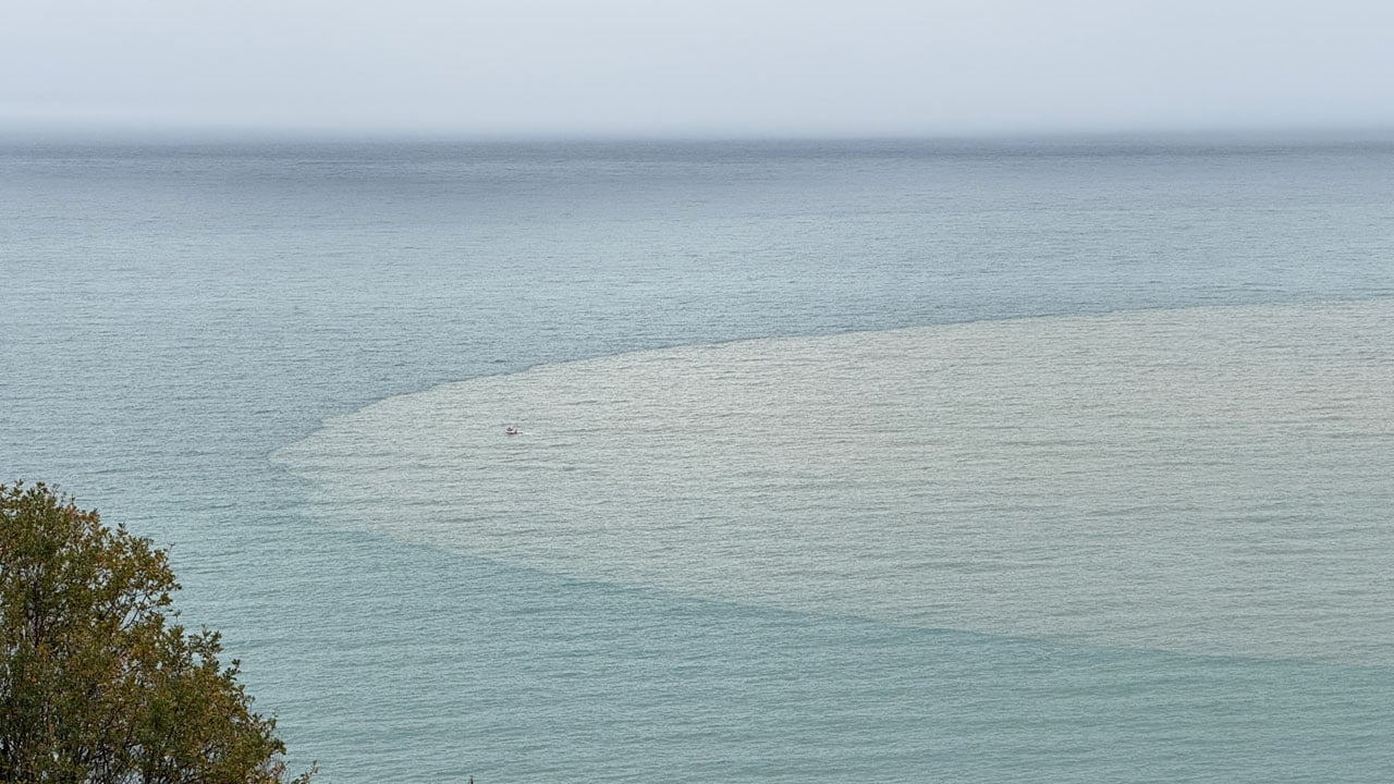 Foto - Görenler şaşırıp kaldı! Deniz bir anda kahverengiye döndü