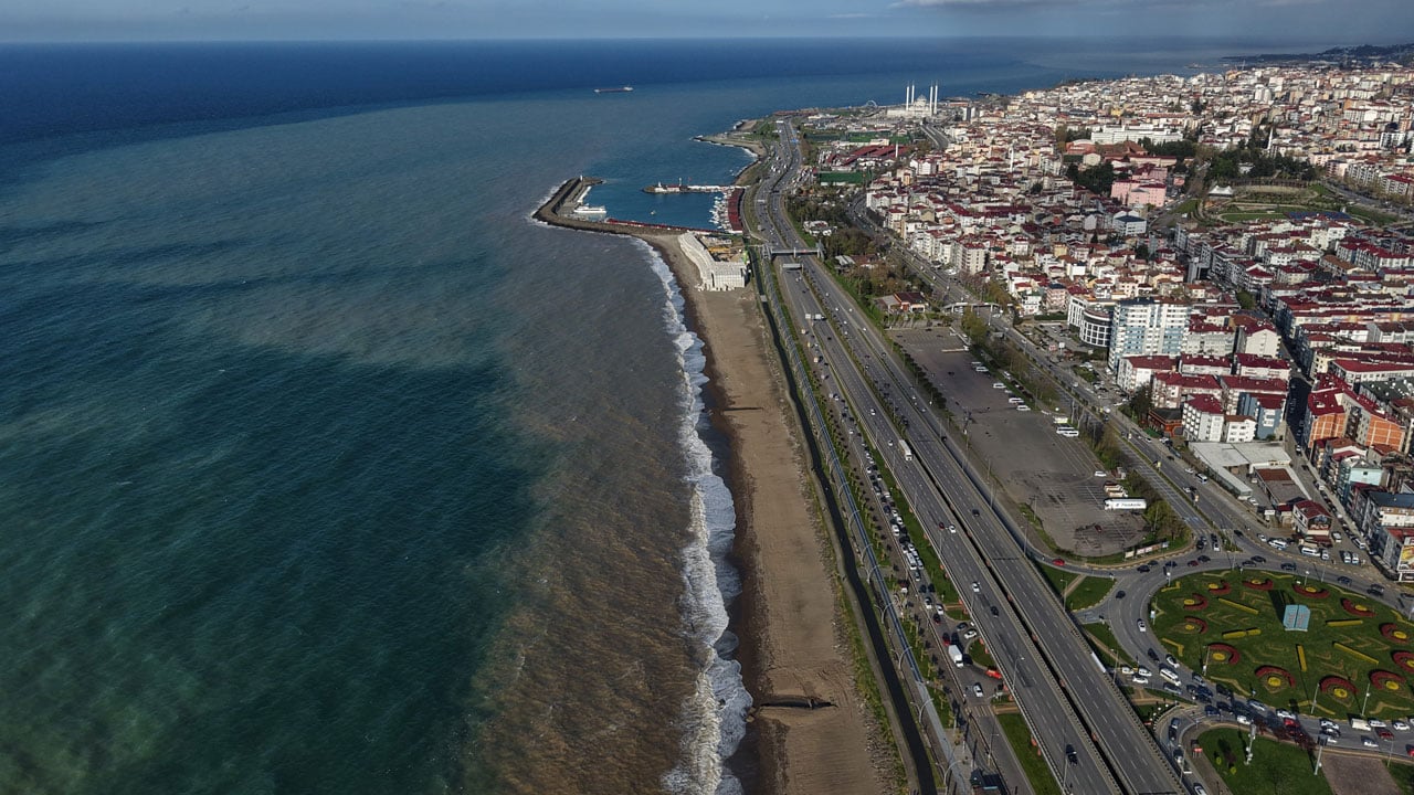 Görenler şaşırıp kaldı! Trabzon sahilinde dikkat çeken manzara