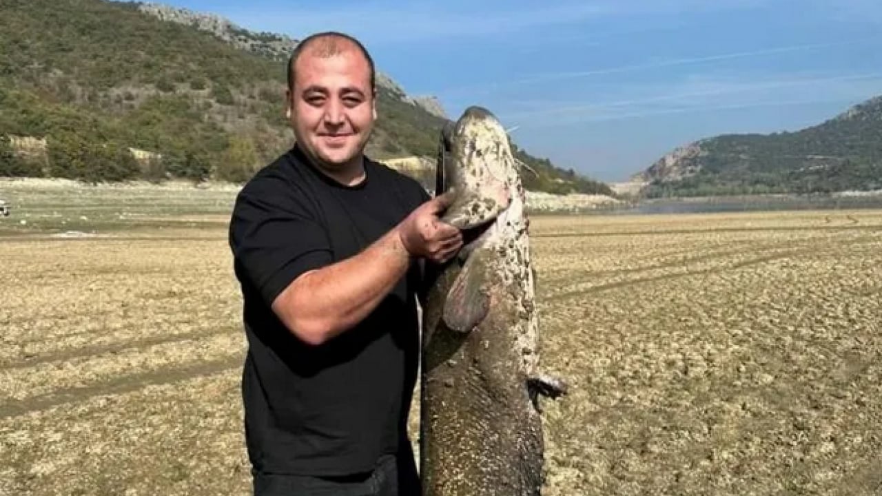 Görenler şaştı kaldı! Su seviyesi düşen Boğazköy Barajı'nda dev yayın balıkları ilçeyi ayağa kaldırdı! İnegöl'de gelişme