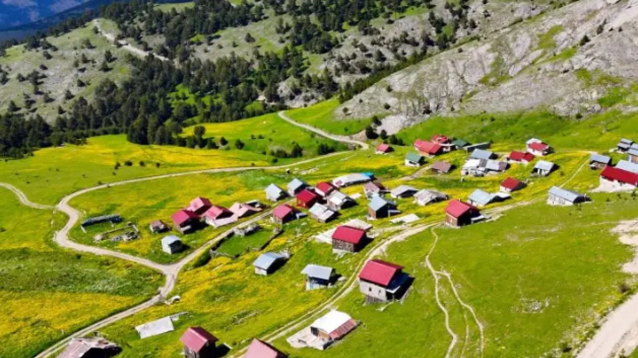 Foto - Görenleri mest ediyor! 300 yıllık yaylaya bahar geldi!
