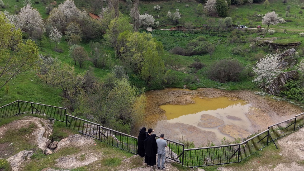 Foto - Görenleri şaşırtan manzara! Dipsiz Göl’ün rengi değişti
