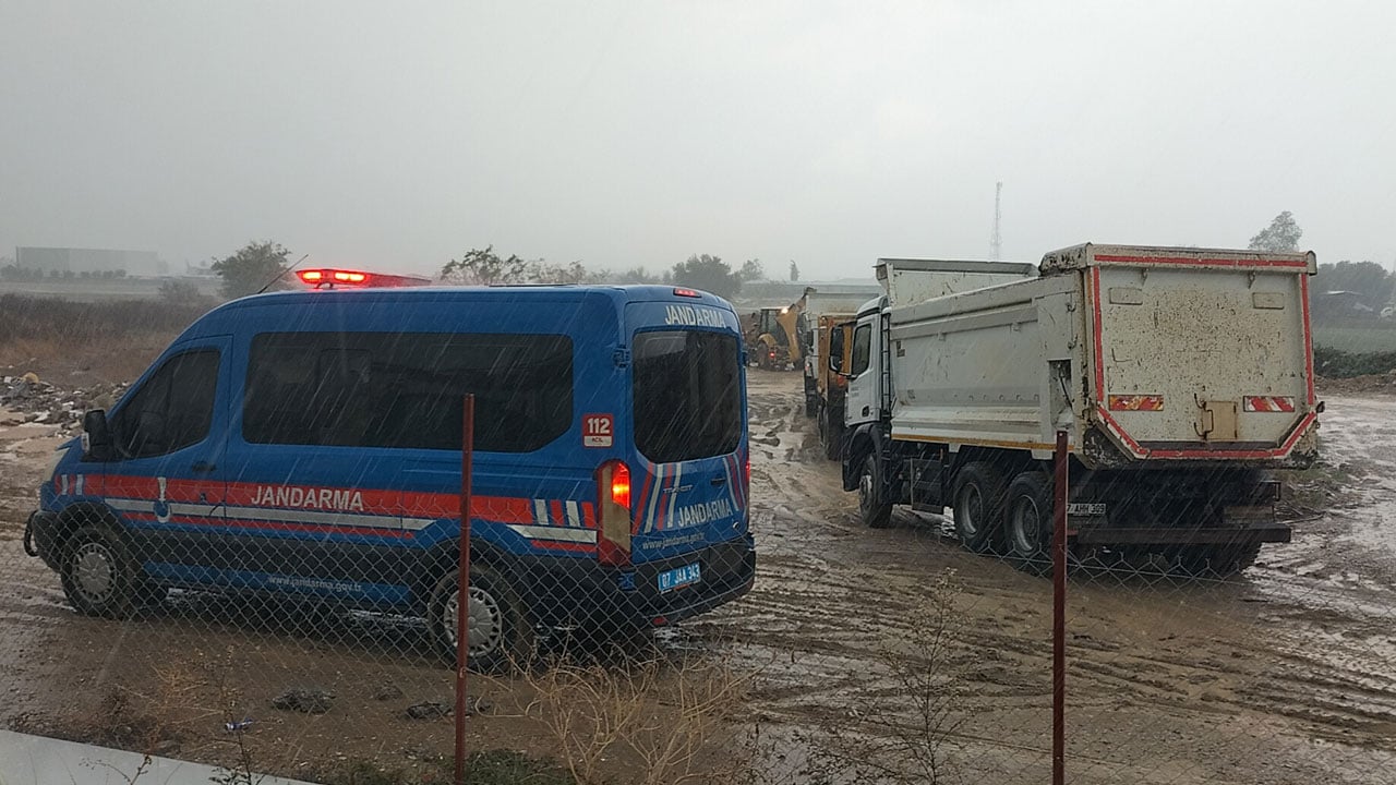 Foto - Görülmemiş hırsızlık! Sahilden kamyon kamyon kum çaldılar