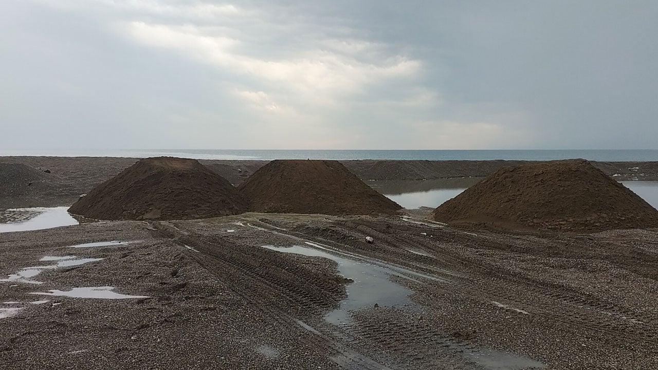 Foto - Görülmemiş hırsızlık! Sahilden kamyon kamyon kum çaldılar