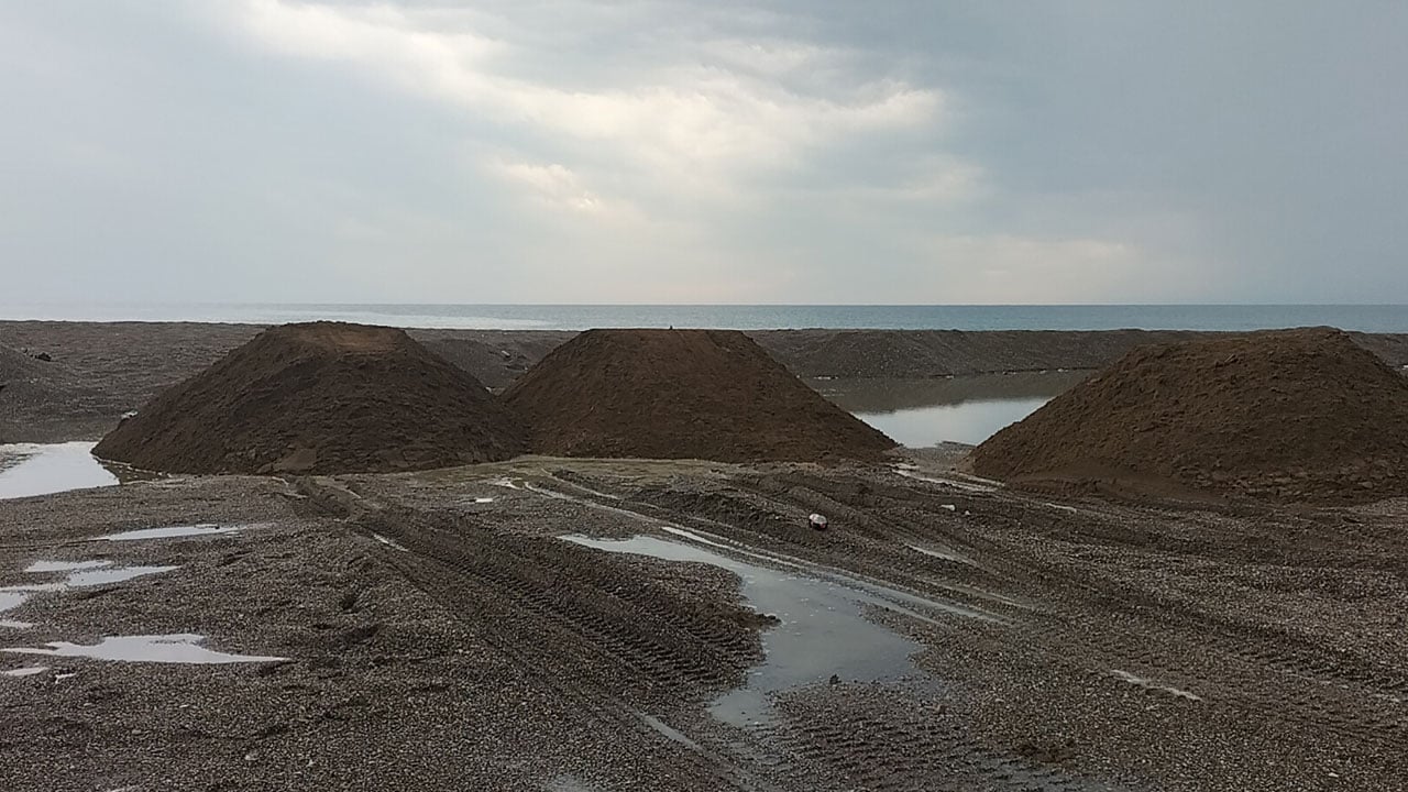 Foto - Görülmemiş hırsızlık! Sahilden kamyon kamyon kum çaldılar