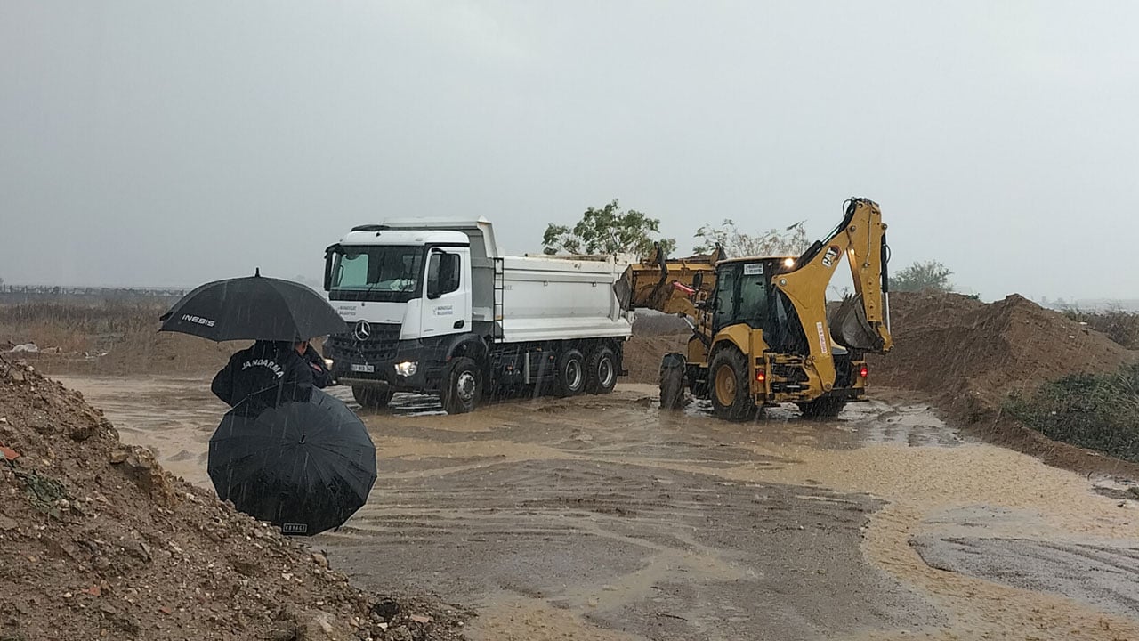 Foto - Görülmemiş hırsızlık! Sahilden kamyon kamyon kum çaldılar