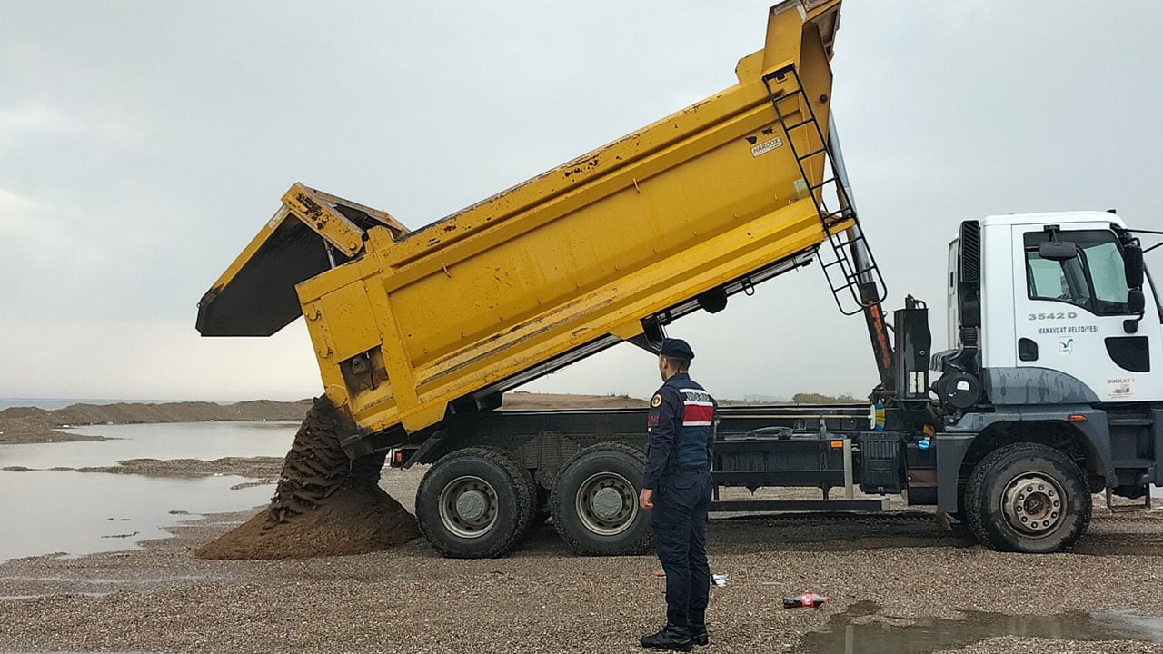 Görülmemiş hırsızlık! Sahilden kamyon kamyon kum çaldılar