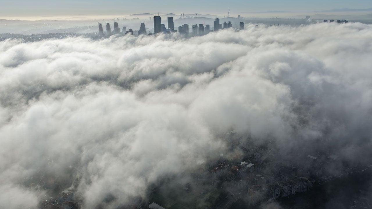 Foto - Görüş mesafesi 10 metreye düştü! İstanbul’da sis şehri yuttu