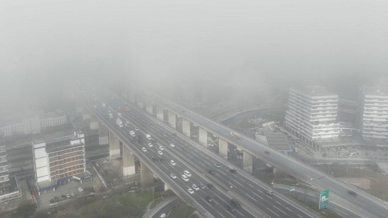Foto - Görüş mesafesi 10 metreye düştü! İstanbul’da sis şehri yuttu