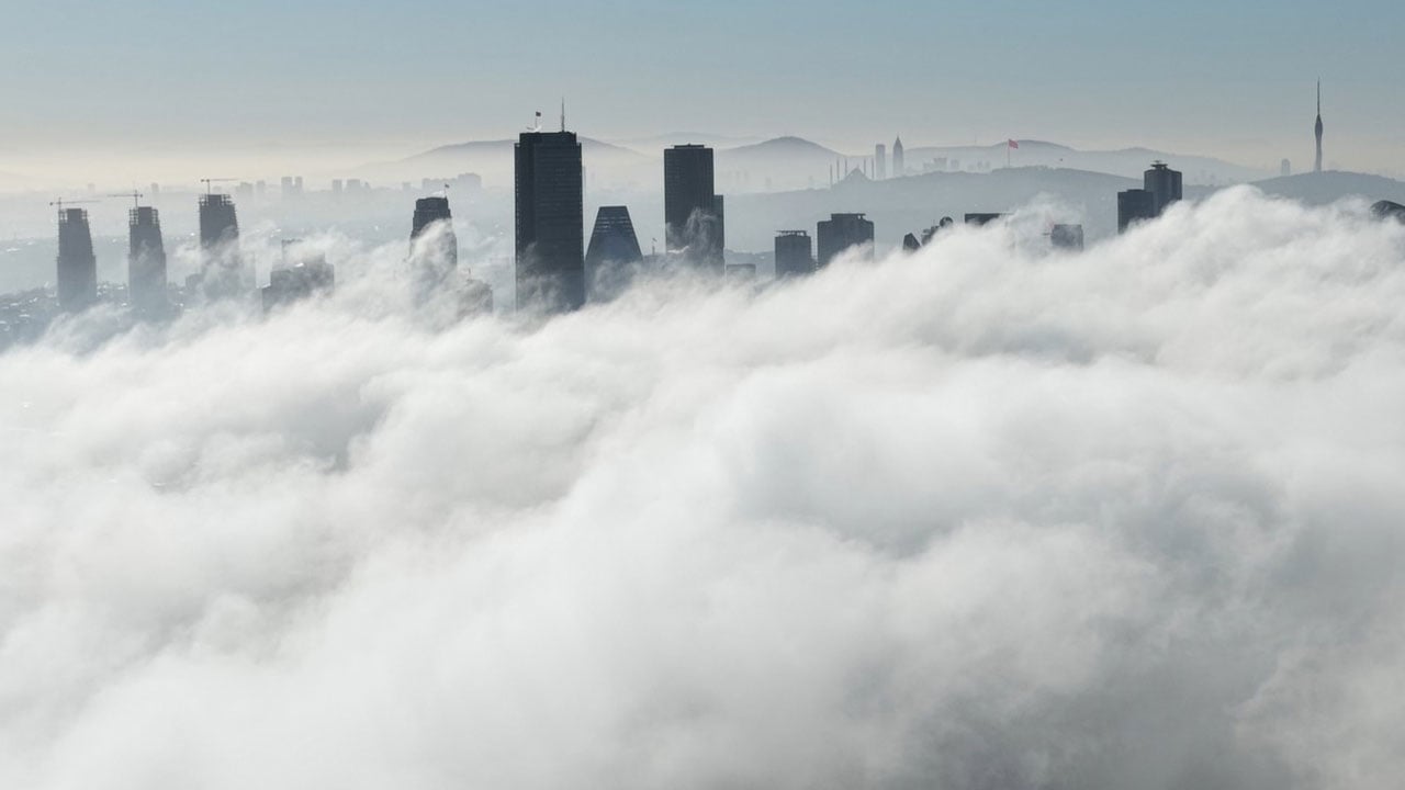Foto - Görüş mesafesi 10 metreye düştü! İstanbul’da sis şehri yuttu