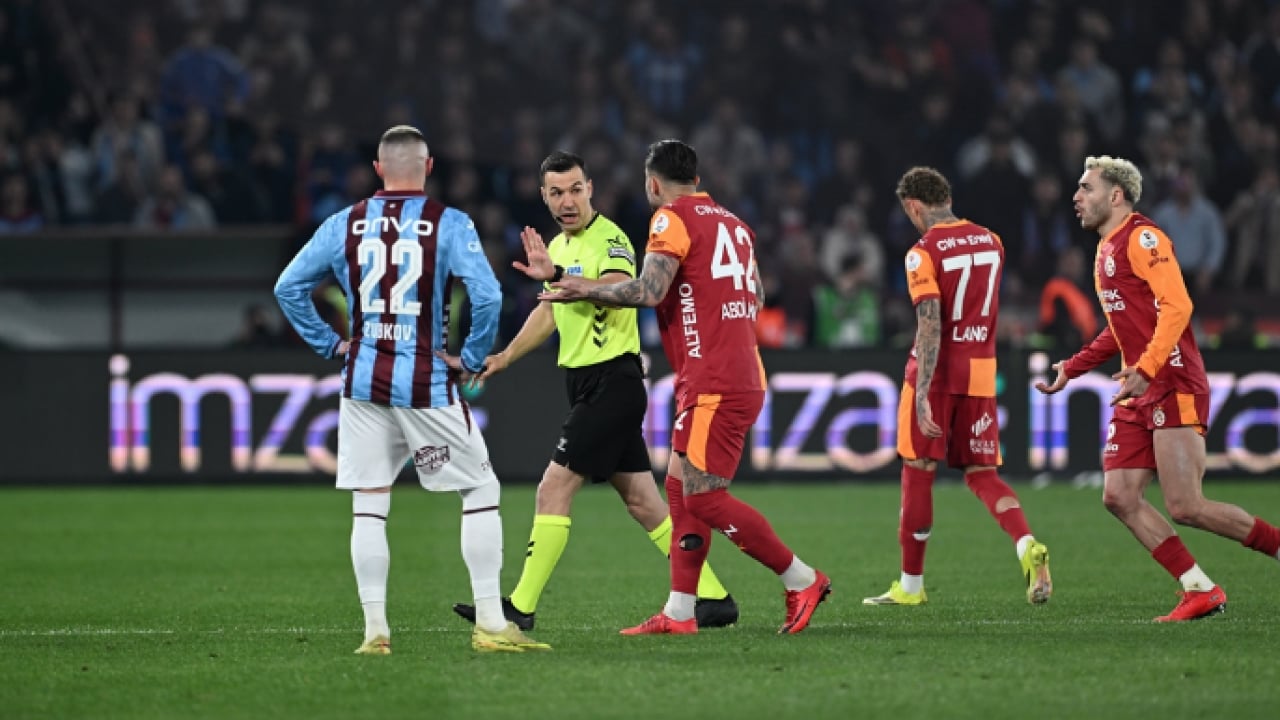 Foto - Göz göre göre yine hakeme salladı! Takımı kötü oynamasına rağmen maalesef gerçekleri yine görmedi!