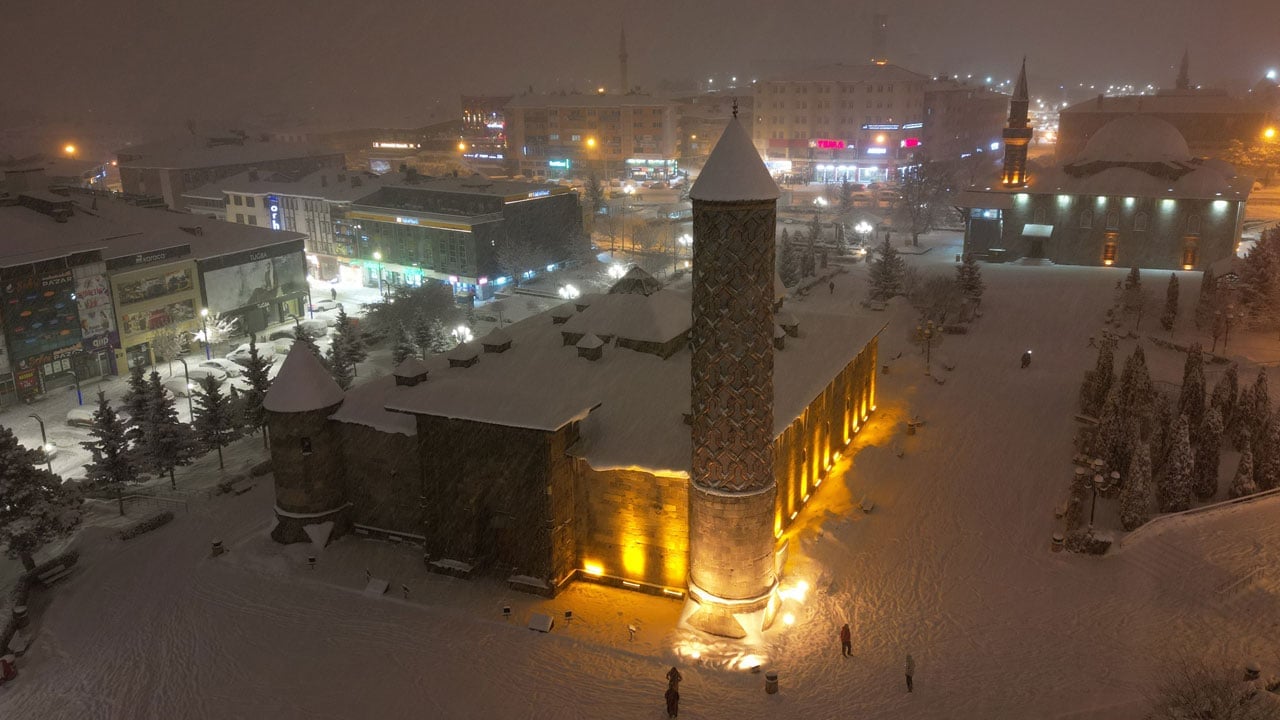 Foto - Göz gözü görmedi! Tarihi yapılar beyaz örtüyle kaplandı
