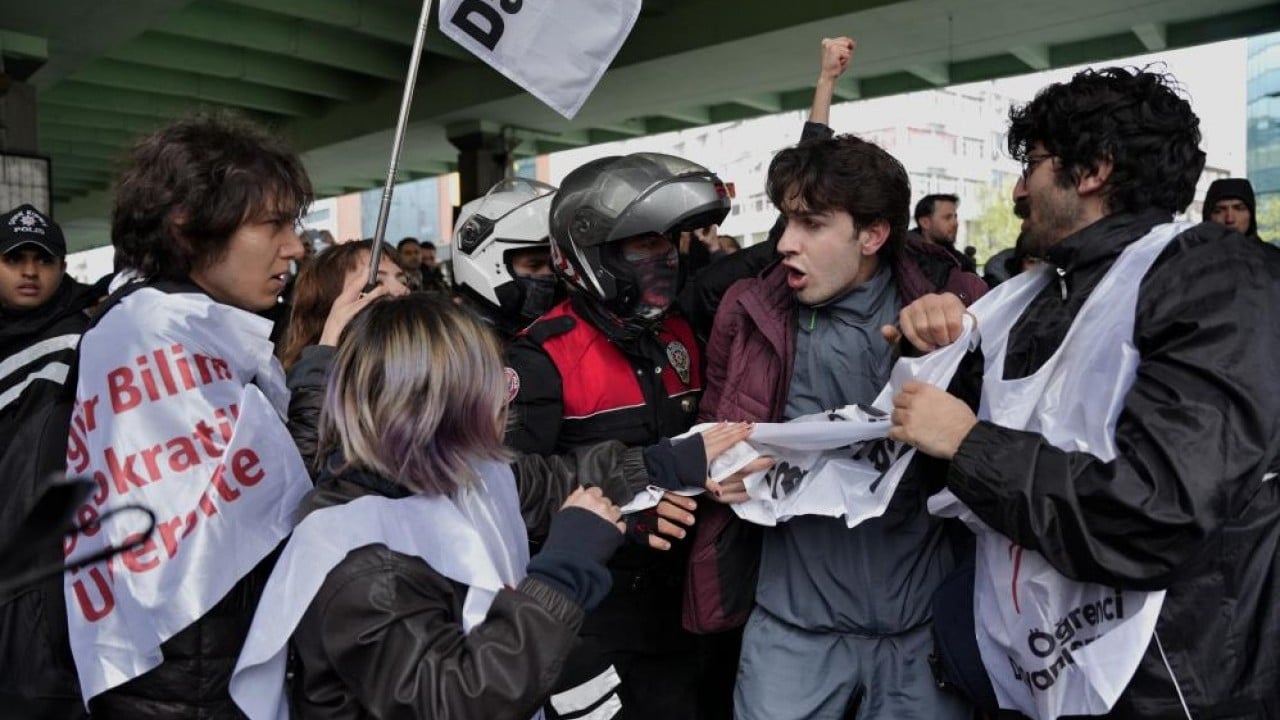 Foto - Gözaltılar var! 1 Mayıs provokatörleri duvara tosladı