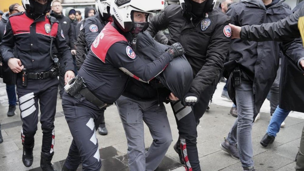 Foto - Gözaltılar var! 1 Mayıs provokatörleri duvara tosladı