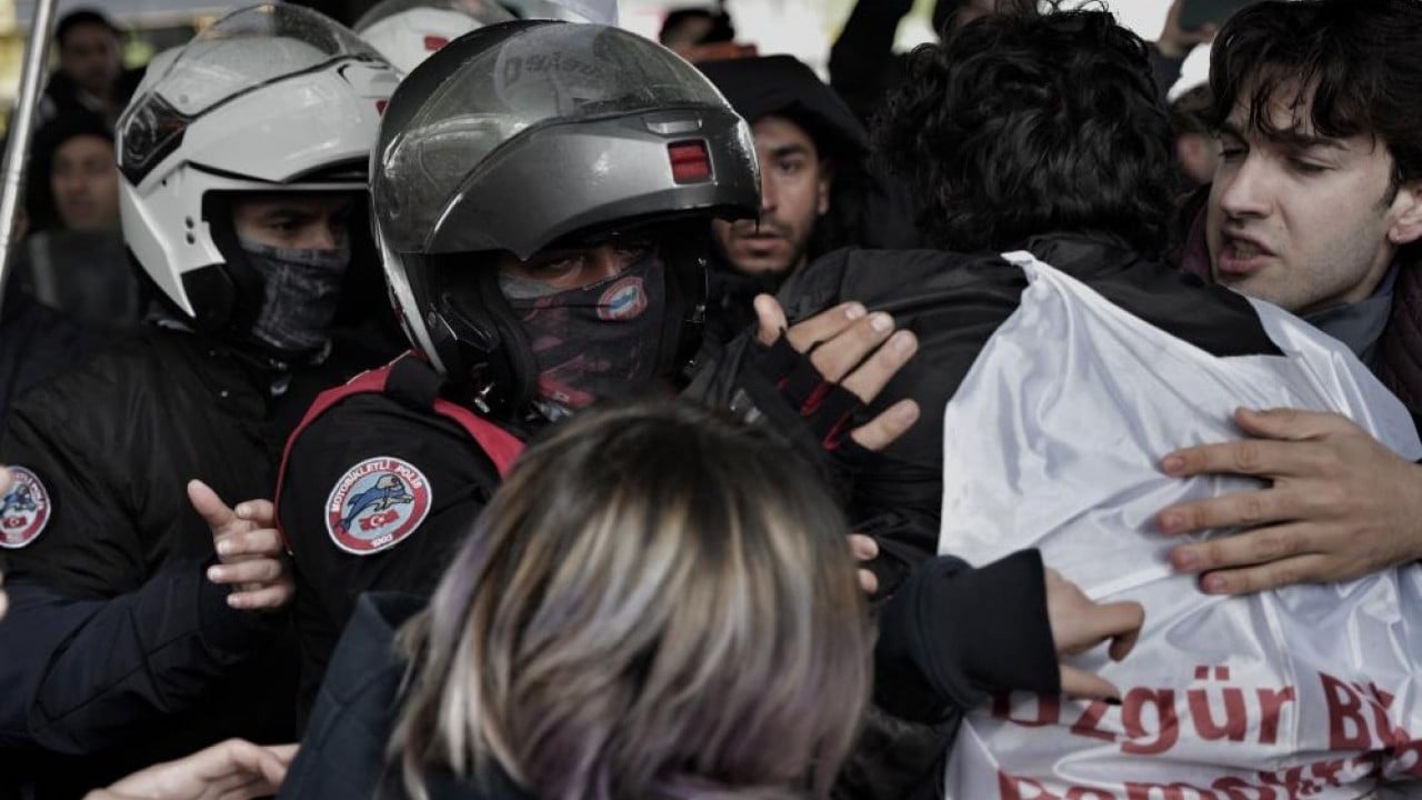 Foto - Gözaltılar var! 1 Mayıs provokatörleri duvara tosladı