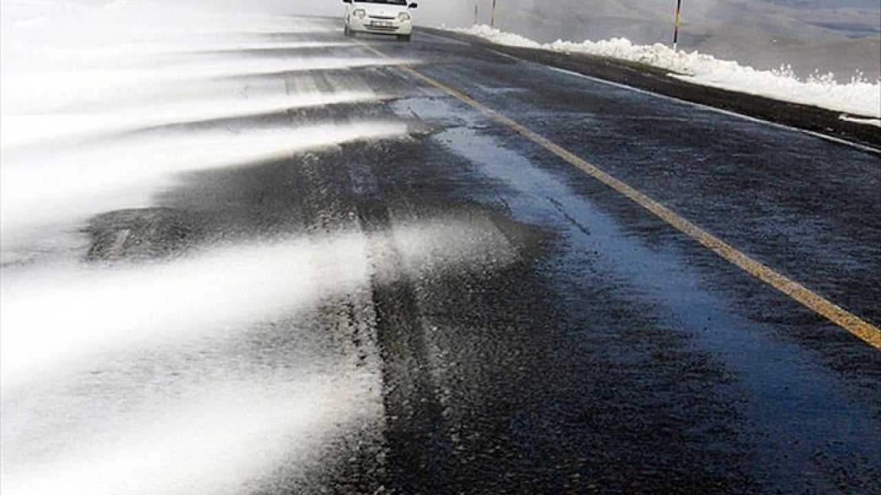 Foto - Gözle görünmeyen ölümcül tehlike: Siyah buz yolları tuzağa çeviriyor