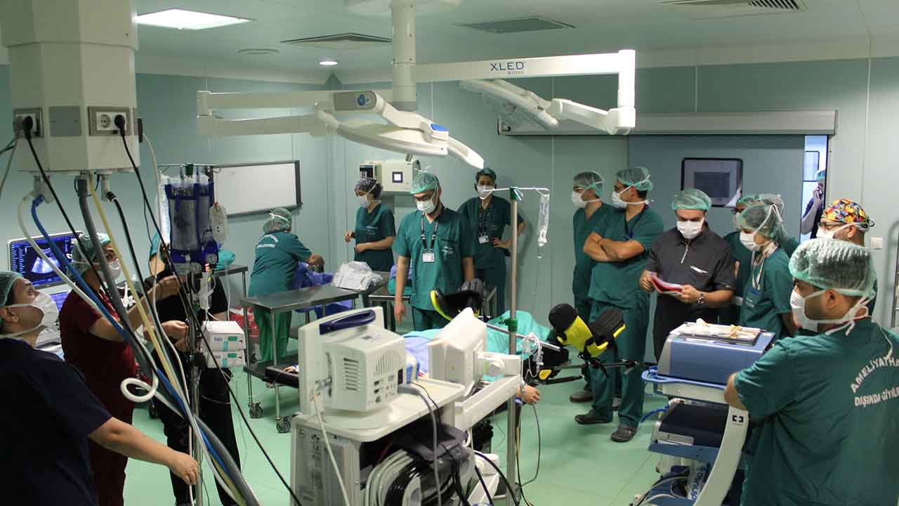 Foto - Gözleri yaşartan tıp başarısı! Anne karnındaki bebeğe mucize operasyon!