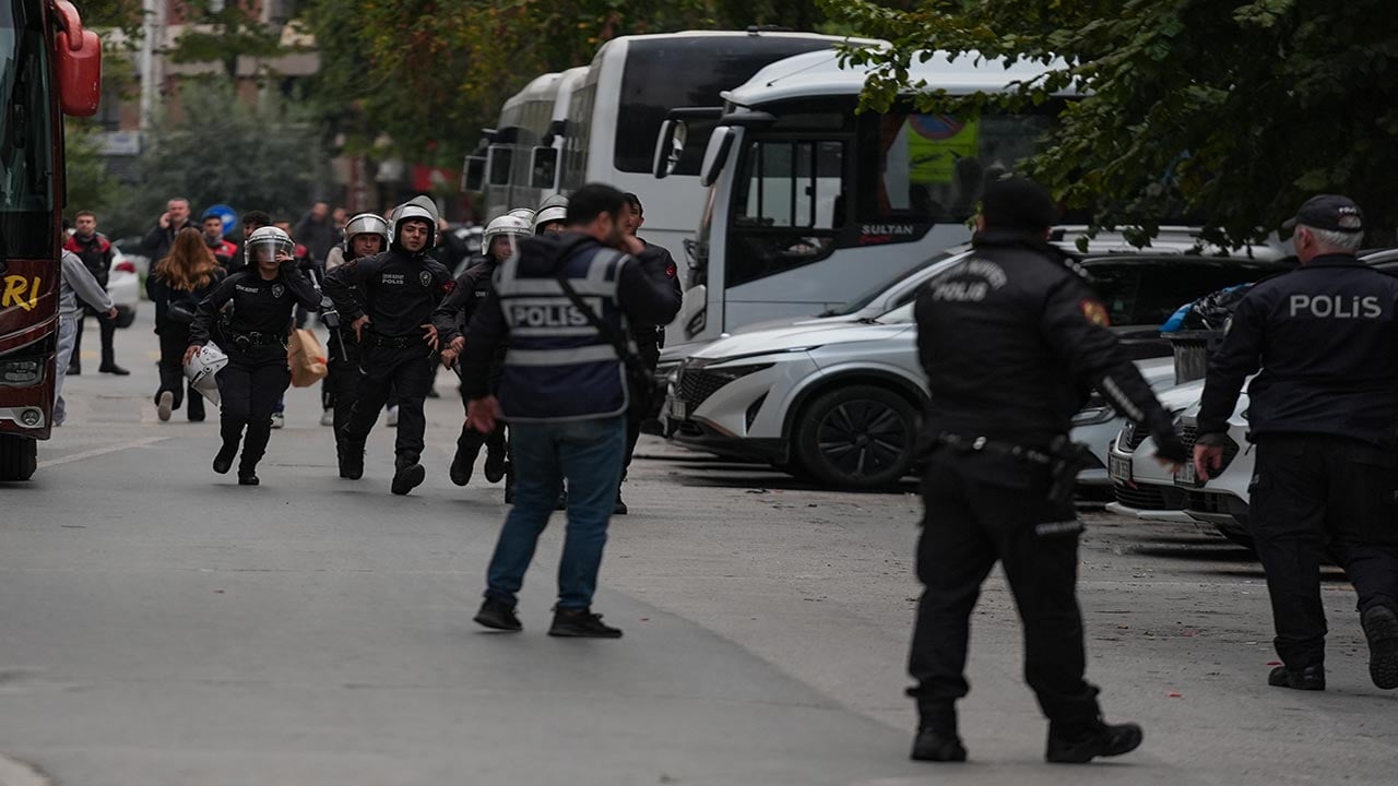 Foto - Göztepe Beşiktaş maçında olaylar çıktı! Tribün boşaltıldı